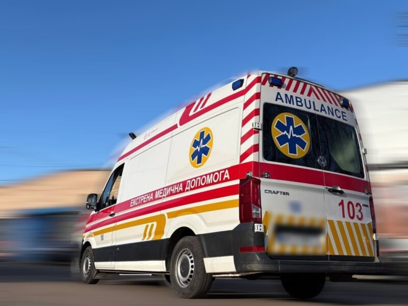 жінка напала на медиків