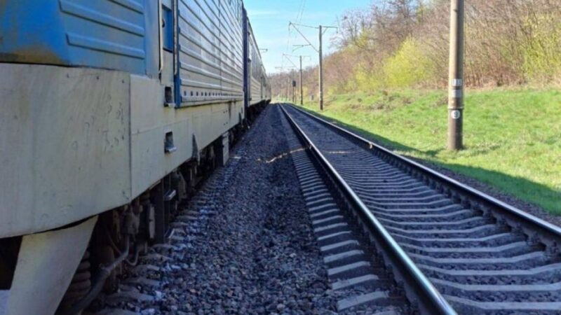 потрапила під потяг