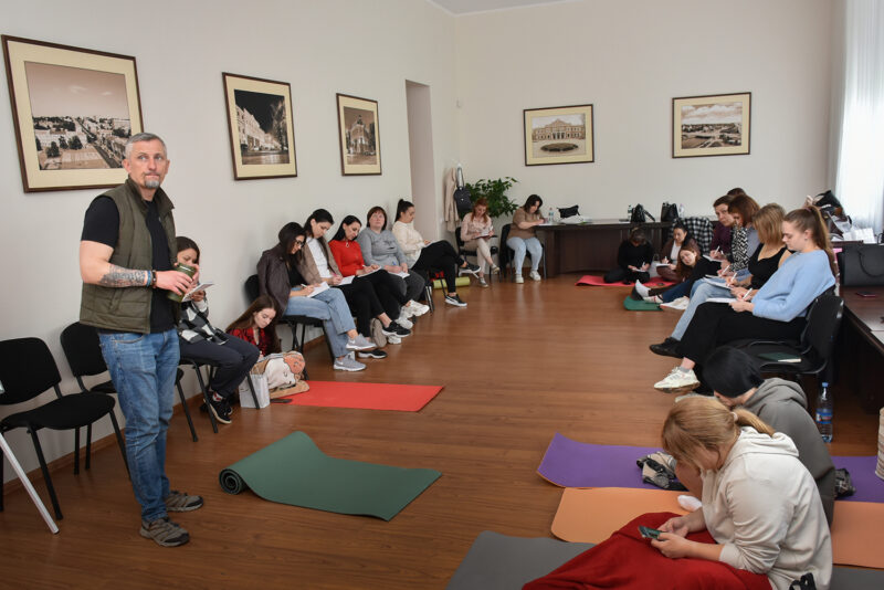 кризових консультанта