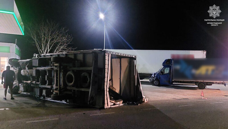 перекинулася вантажівка