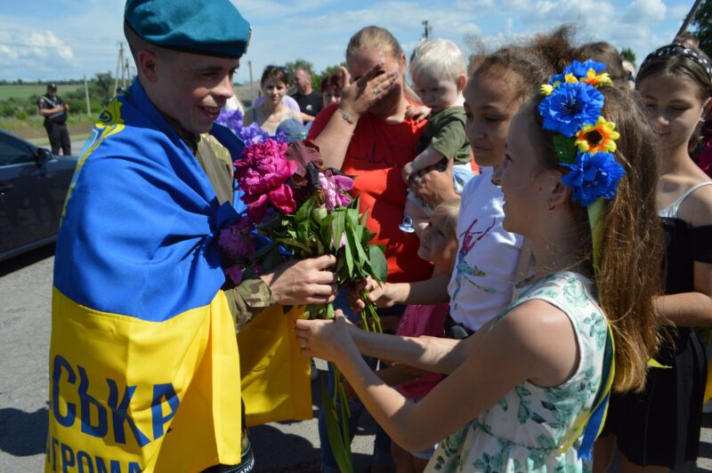 зустріли звільненого з полону