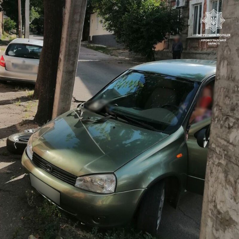 в'їхала у припаркований легковик