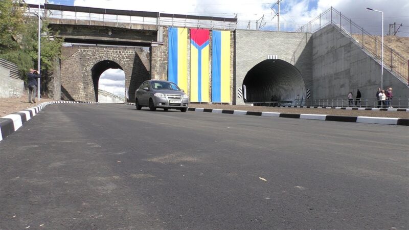 У Кропивницькому перекрили рух по дорозі до арки