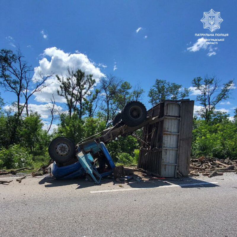 Поблизу Олександрії перекинулася вантажівка