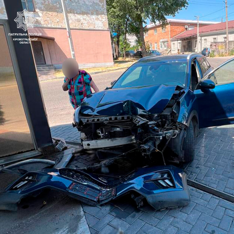 У Кропивницькому п'яний водій в'їхав в автомийку