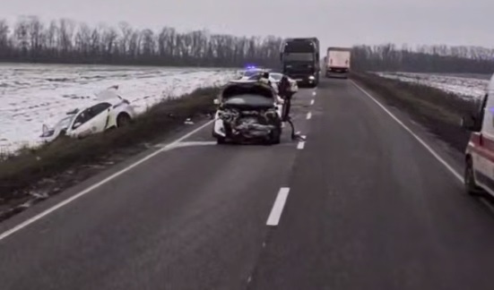 Авто поліції зіштовхнулося з легковиком