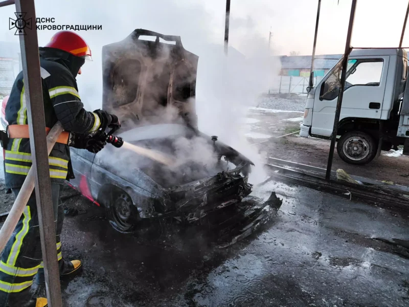 В Олександрівці згорів легковик