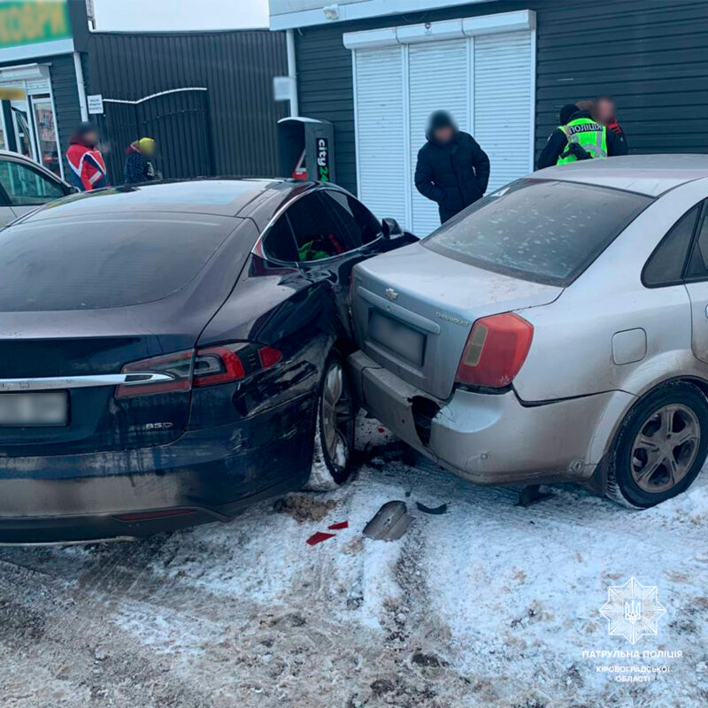 в'їхала у Теслу