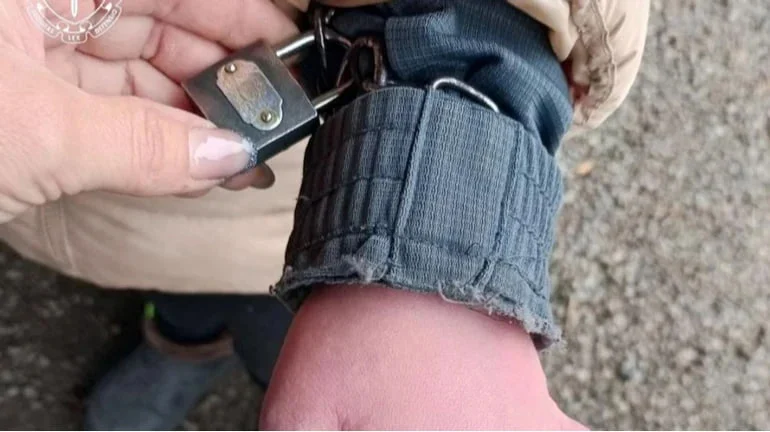 приковувала дитину ланцюгами