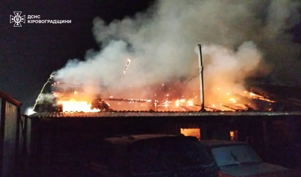 У Вільшанській громаді горів трактор та господарча будівля