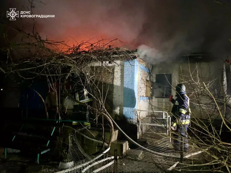 Внаслідок ворожої атаки загорівся дах будинку у Новоукраїнському районі