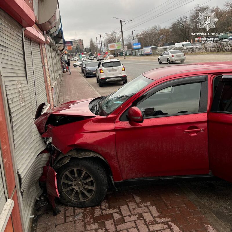 У Кропивницькому авто в'їхало у магазин