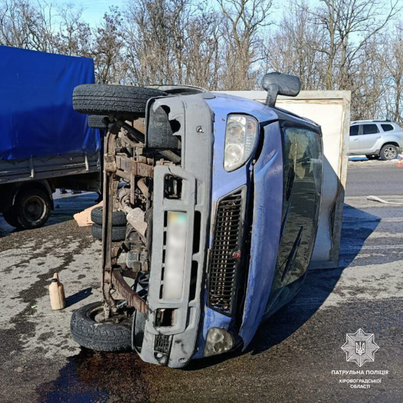 На Кіровоградщині перекинувся фургон