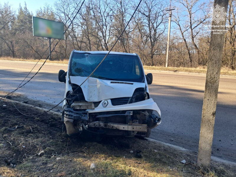 У Кропивницькому водій фургону в'їхав у стовп