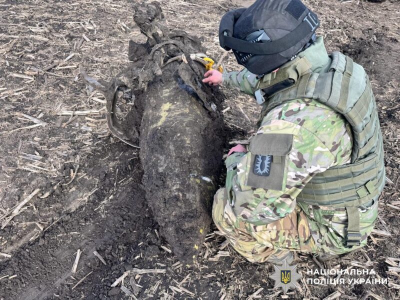 Ворожу крилату ракету знайшли у полі на Кіровоградщині