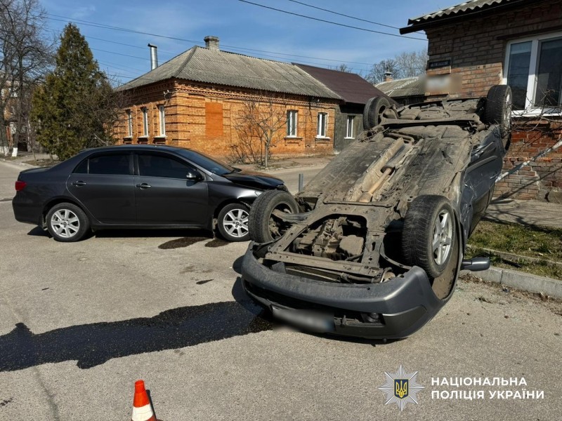 Двоє травмованих та перекинута автівка внаслідок ДТП у Кропивницькому