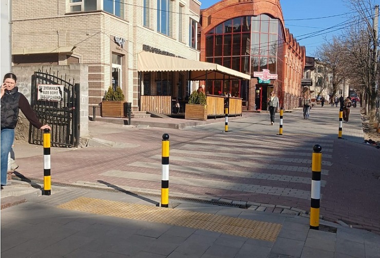 У Кропивницькому укладають плитку для створення безбар'єрного маршруту