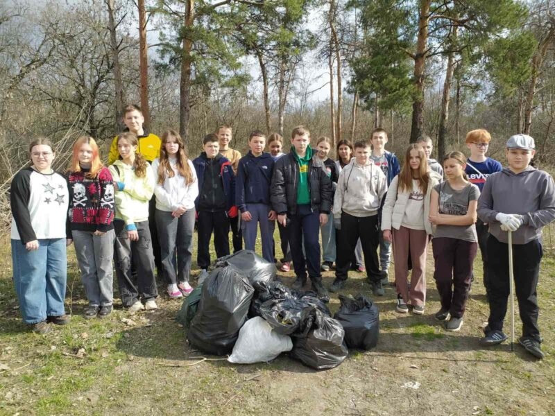 Кущівська гімназія долучилась до конкурсу та вийшла на прибирання