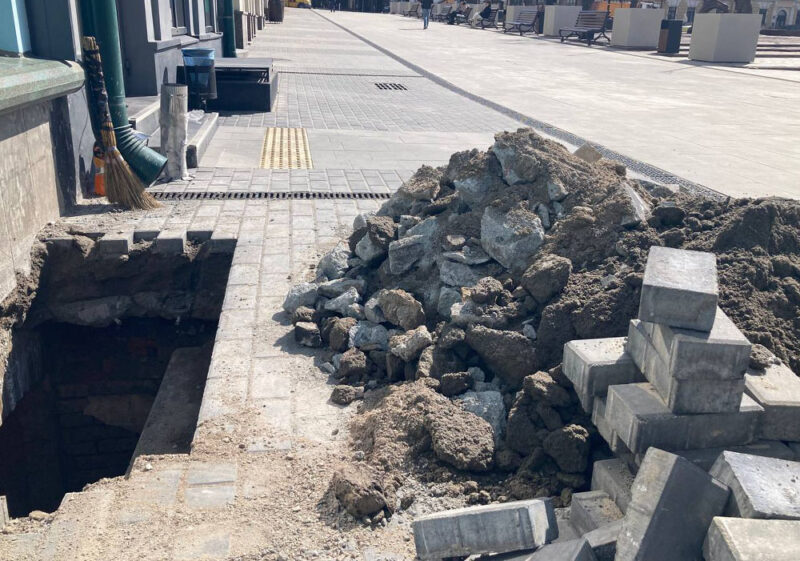 У Кропивницькому на маршруті безбар'єрності невідомі проводять земляні роботи