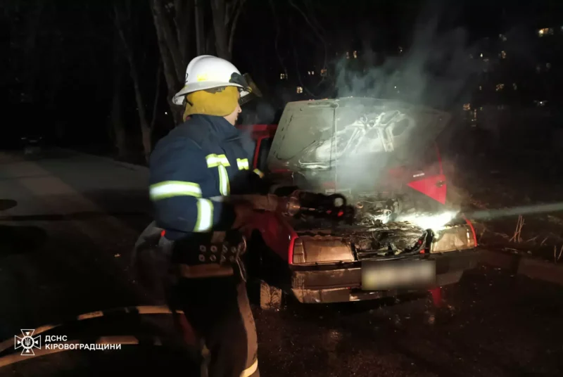 Горів автомобіль ВАЗ на вулиці Олексія Хижняка у Кропивницькому