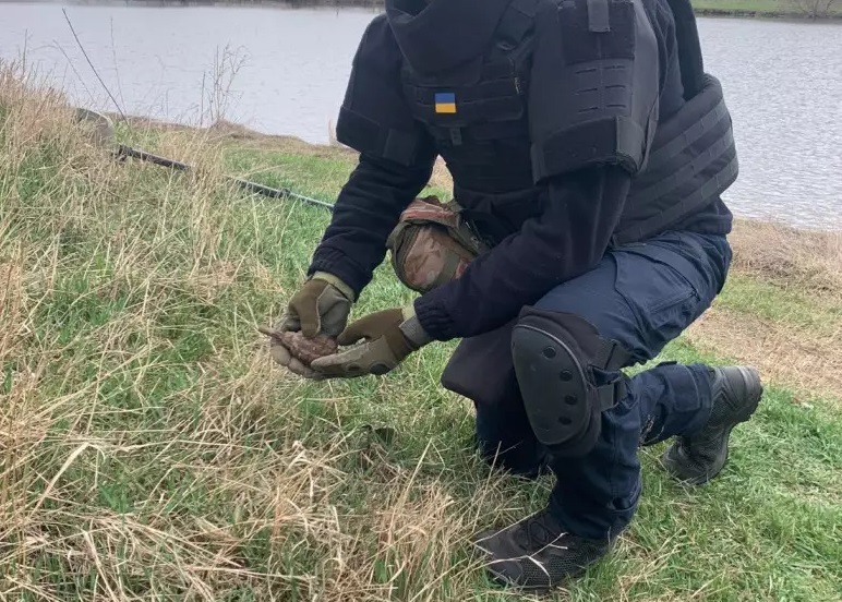 У Кропивницькому районі на березі річки знайшли гранату