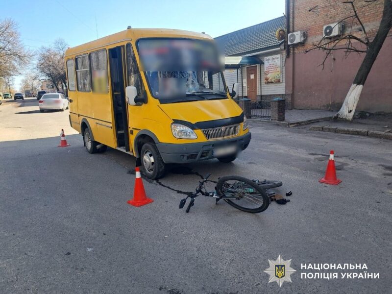 Поліція розслідує ДТП у Кропивницькому за участі маршрутки та велосипедиста