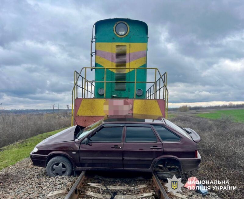 У Новомиргороді легковик зіштовхнувся з локомотивом