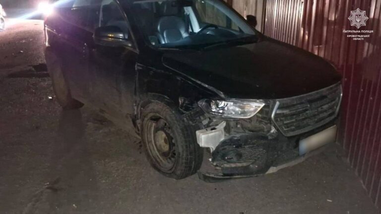 У Кропивницькому п'яний керманич протаранив автівку та паркан