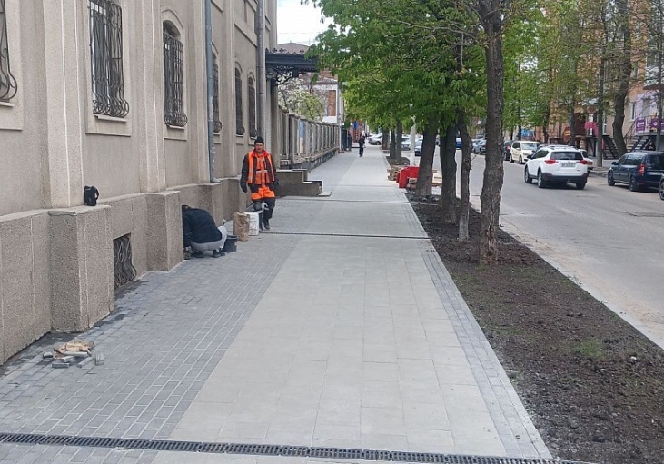 У Кропивницькому на Шевченка продовжують облаштовувати безбар'єрний маршрут