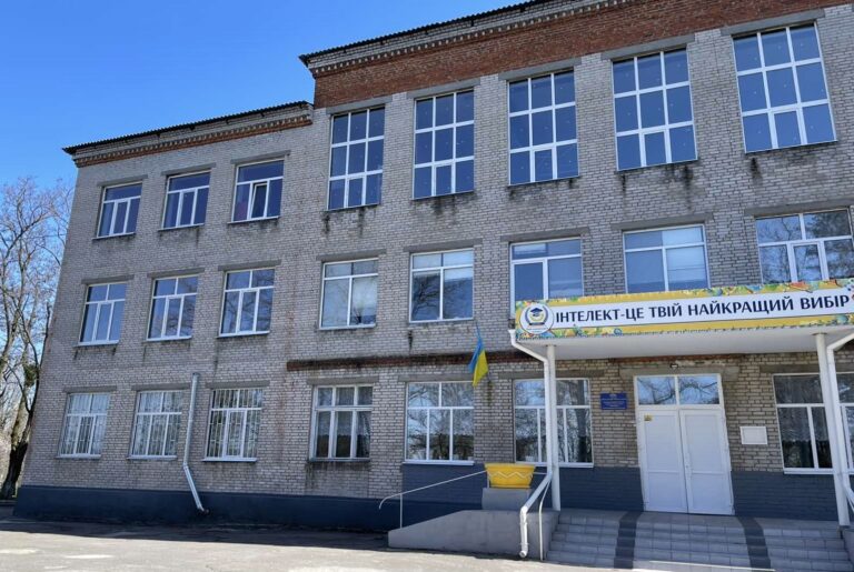 У Світловодську в школах замінили пошкоджені вікна