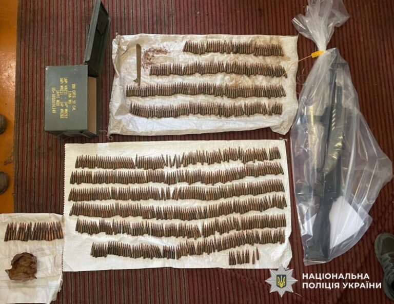 На Кіровоградщині чоловік зберігав удома автомат та майже тисячу набоїв