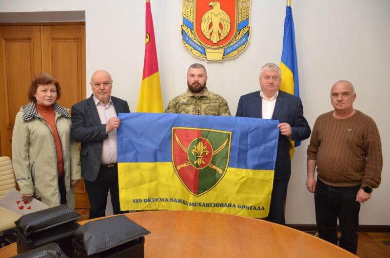 Голова Кіровоградської облради передав воїнам 129-ї бригади зарядні станції та термінал Starlink
