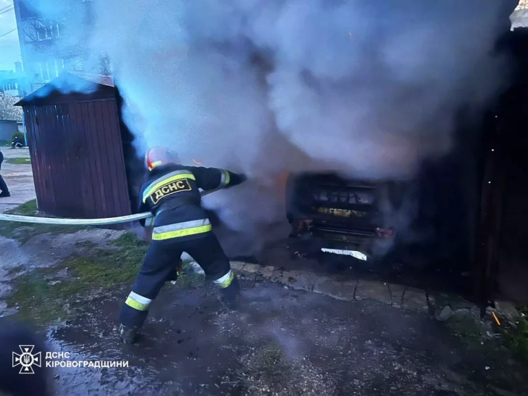 У Помічній в гаражі загорівся легковик Volkswagen