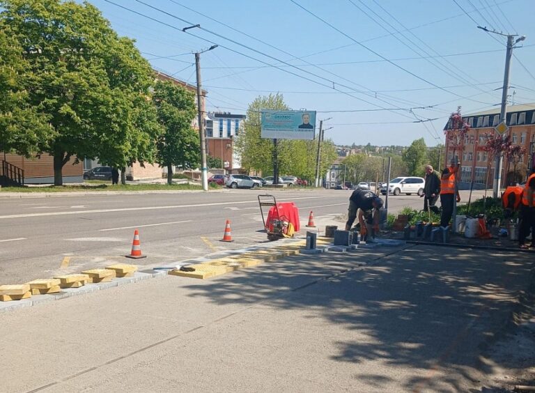 На Соборній у Кропивницькому облаштовують безбар'єрний маршрут (ФОТО)