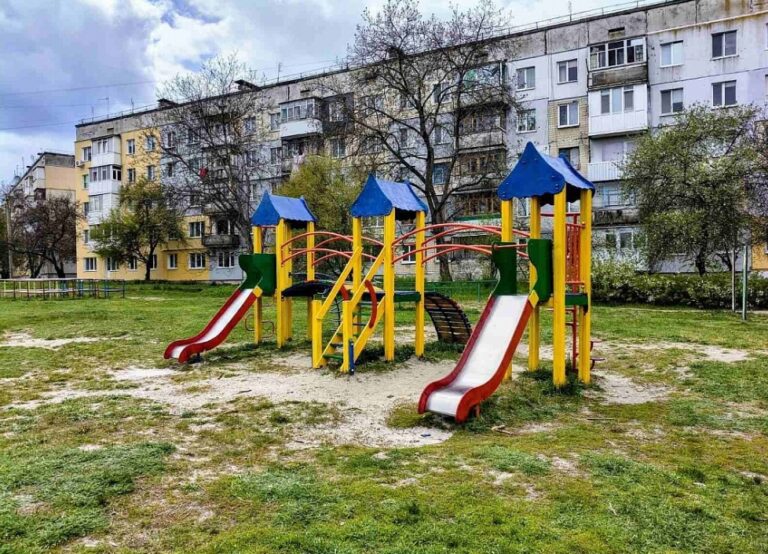 У селищі Новому оновили дитячий майданчик