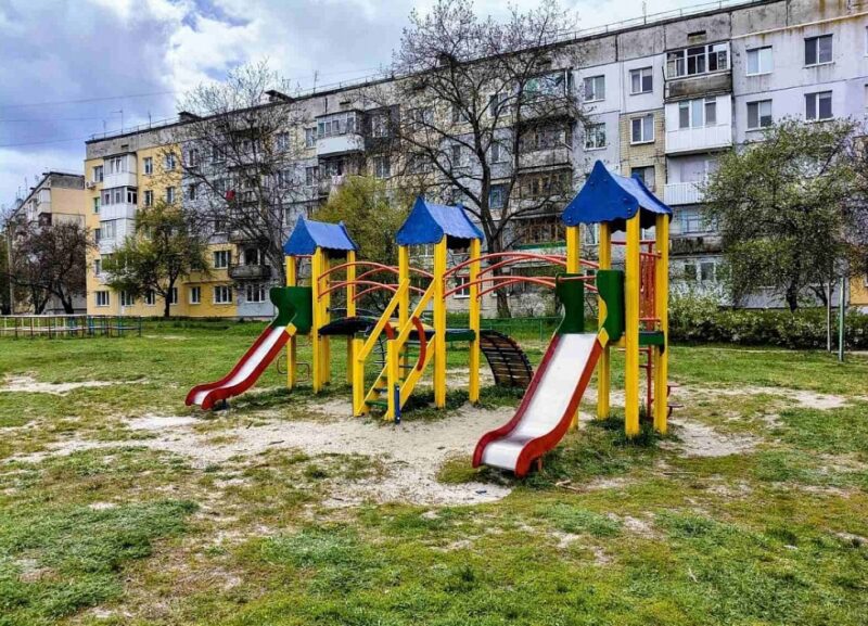 У селищі Новому оновили дитячий майданчик