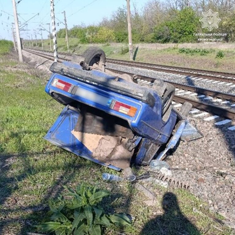 П'яний водій перекинув автівку біля Кропивницького