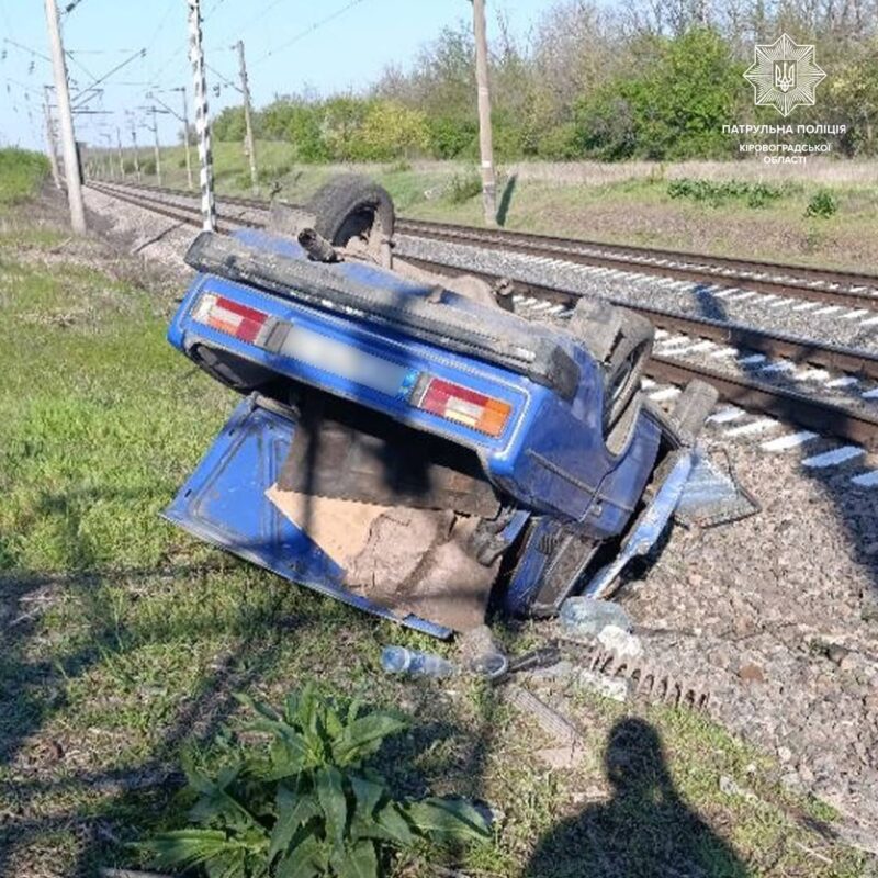 П'яний водій перекинув автівку біля Кропивницького