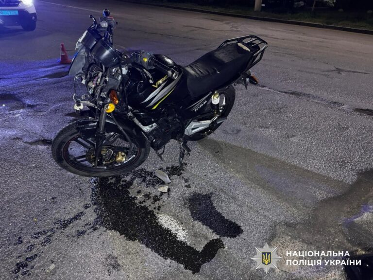 У Кропивницькому неповнолітній мотоцикліст врізався в автівку