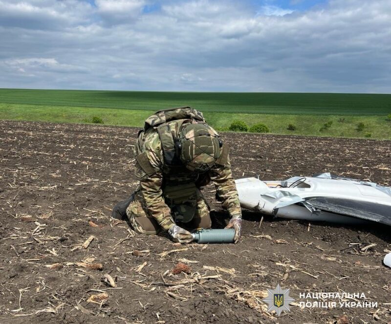 На Кіровоградщині у полі знайшли ворожий дрон (ФОТО)