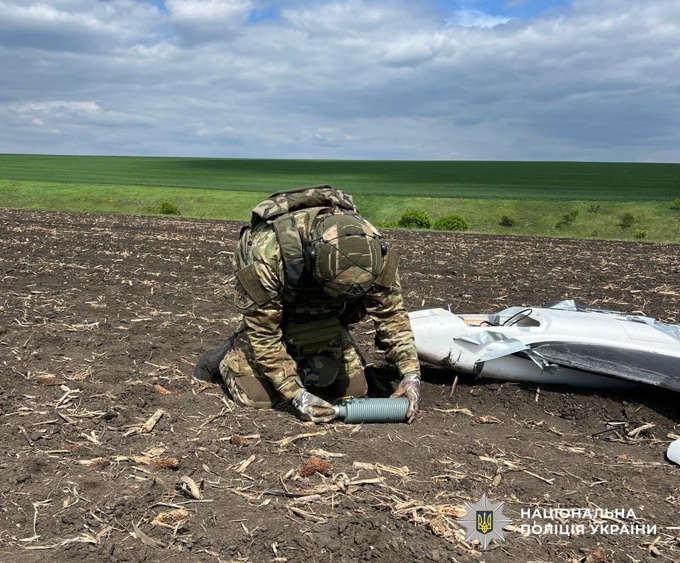 На Кіровоградщині у полі знайшли ворожий дрон (ФОТО)