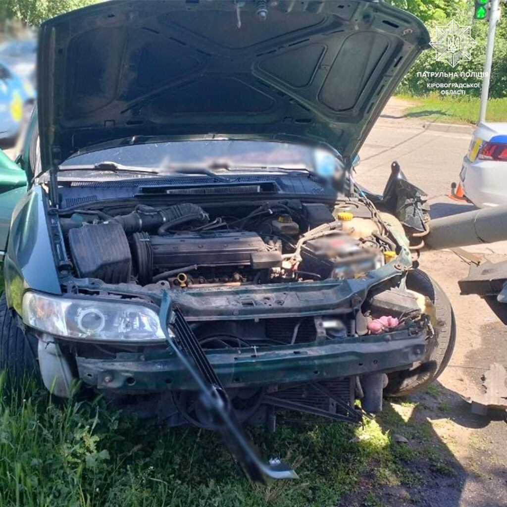 У Кропивницькому водій автівки Opel збив світлофор
