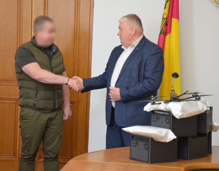 Голова Кіровоградської облради передав бійцям ССО зарядні станції та квадрокоптер