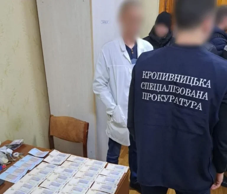 У Кропивницькому суд заборонив лікарю працювати у ВЛК після хабаря від військового