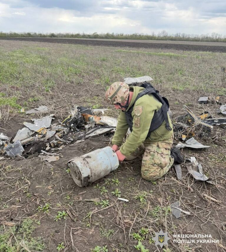 Небезпечні уламки дрона знайшли у полі на Кіровоградщині