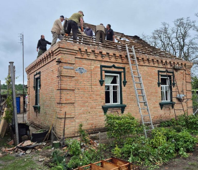 У Великосеверинівській громаді відновлюють будинок на який упав дрон