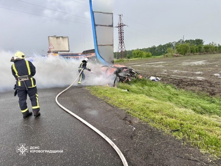 Тіла двох людей виявили у палючій автівці у Благовіщенській громаді