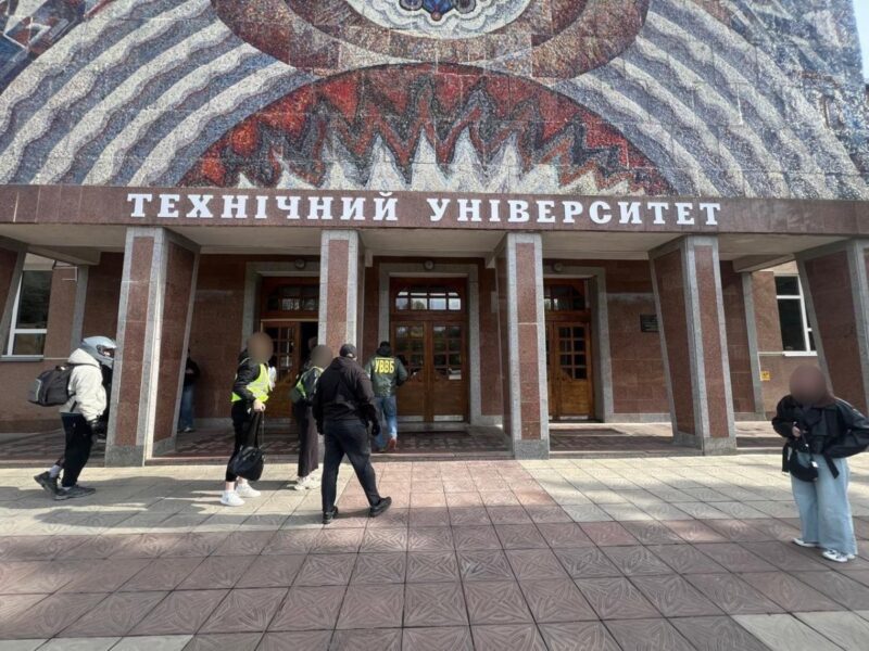 У Кропивницькому викрили посадовицю вишу у схемі в’їзду іноземців в Україну