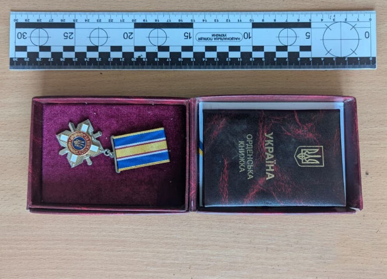В Устинівській громаді чоловік викрав з будинку гроші та державну нагороду