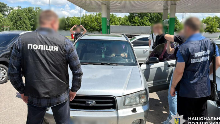 1000 грн з вантажівки: на Кіровоградщині на хабарі затримали лісничого